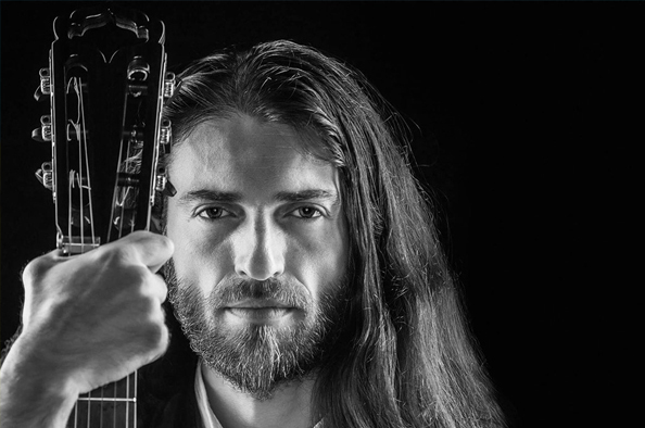 A modern világ trubadúrja – Estas Tonne-koncert a Hegyvidéken